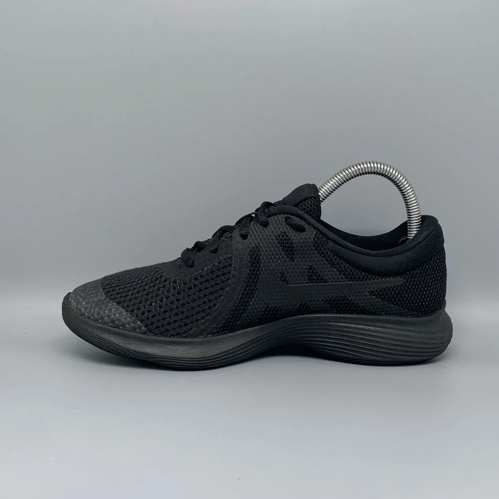 Nike Revolution 4 Black Running Shoes 943309-004 Youth 6Y Women's Sz 7.5‎